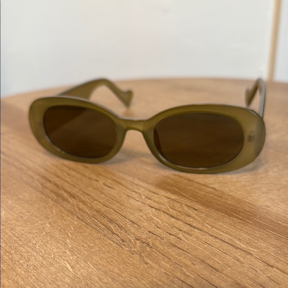 Aerie Green Retro-Inspired Sunglasses with Medium Frame